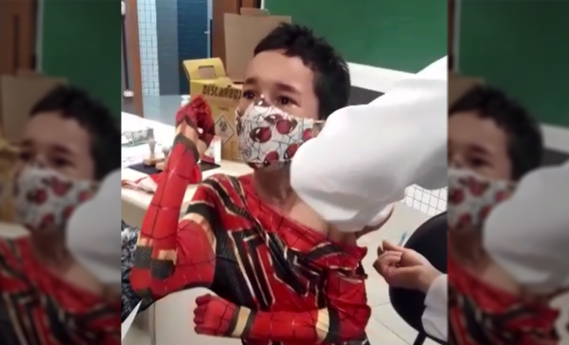 Vestido de homem-aranha, menino com autismo se emociona em vacinação contra Covid em Maringá: ‘Queria salvar todo mundo’, diz avó