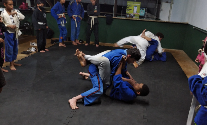 Clube de tiro oferece aulas gratuitas de jiu-jitsu e conta com um campeão mundial como professor.