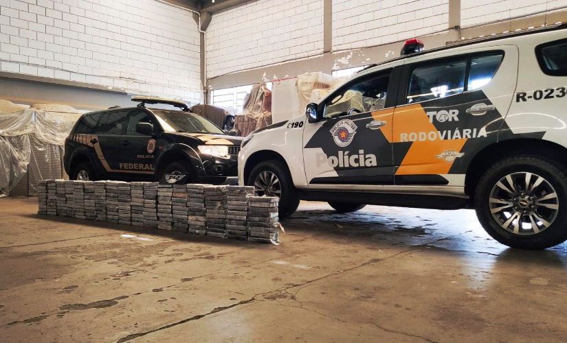 Mais de 200 quilos de cocaína são encontrados em fundos falsos de caminhão (Foto: Polícia Federal)