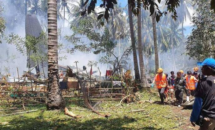 Avião militar cai nas Filipinas e deixa pelo menos 45 mortos