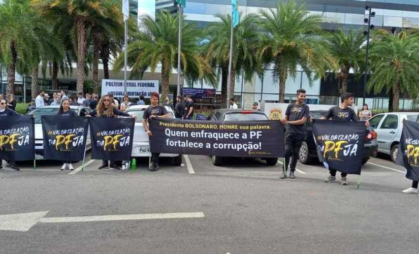 Policiais protestam e pedem a Bolsonaro que conceda reajuste