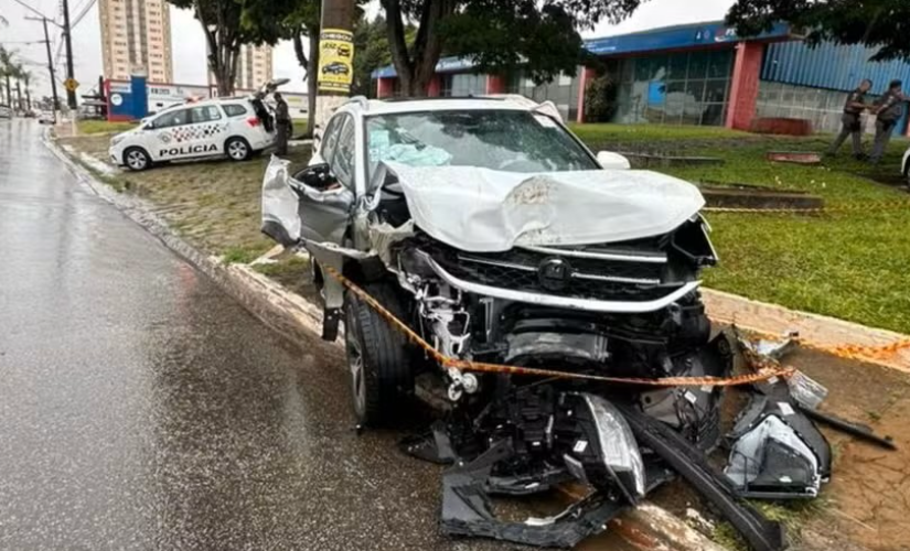 Acidente em rodovia de Capão Bonito deixa vítima presa às ferragens