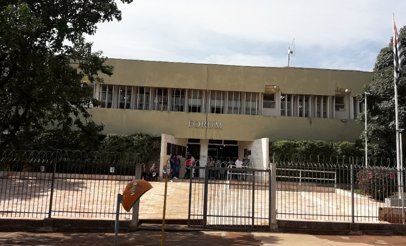 Tribunal do Júri de Ourinhos (SP) julgará caso de homem que tentou matar a namorada com quatro tiros de revólver