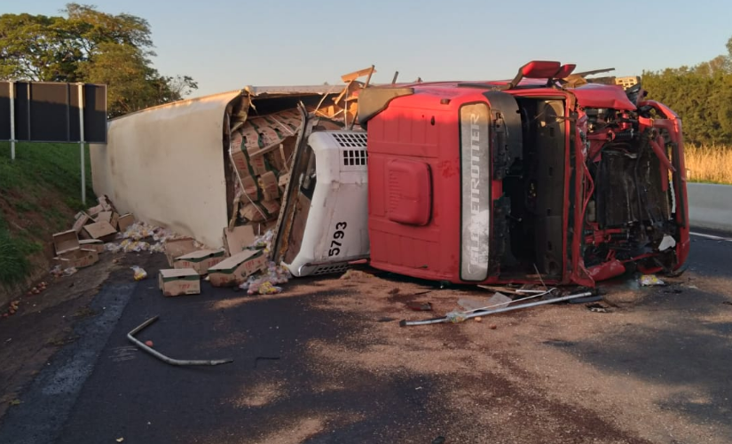 Acidente com carreta deixa motorista com fratura exposta e pista da rodovia parcialmente interditada
