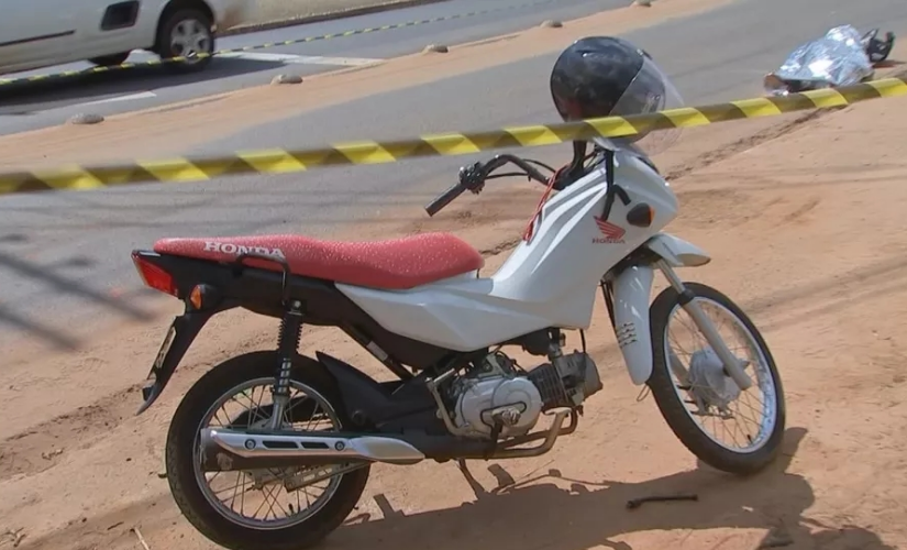 Motociclista sem habilitação que morreu após bater contra poste completou 18 anos no dia do acidente