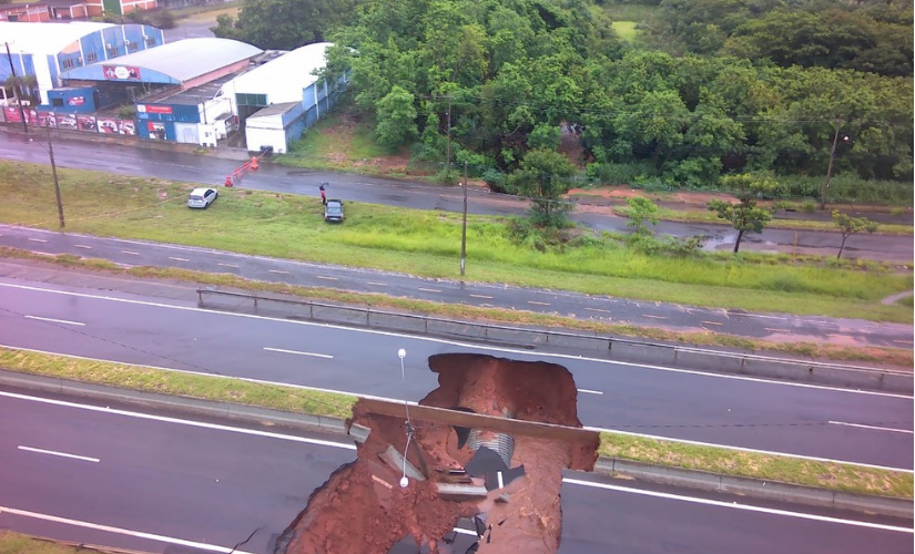 Chuva abre cratera em Bauru e interdita acesso da Rodrigues Alves à Rodovia Comandante João Ribeiro de Barros
