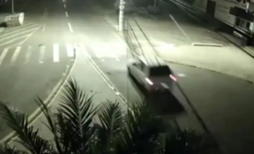 Câmera flagra momento em que motorista em alta velocidade perde controle de carro e bate em poste