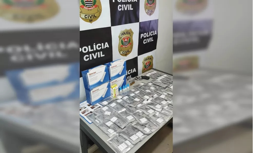 Polícia apreendeu kits adulterados de teste para Covid e grande quantidade de material de proteção, como luvas e máscaras — Foto: Polícia Civil/Divulgação