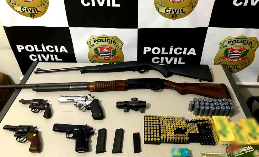 Homem é preso por armazenar seis armas e cerca de 200 cartuchos de diversos calibres em sua casa