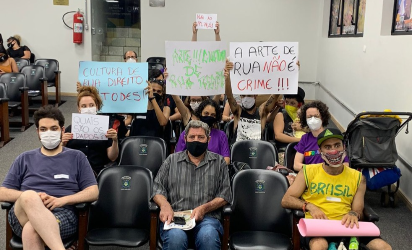Projeto aprovado em Ourinhos proíbe malabarismo com fogo e facões em semáforos da cidade