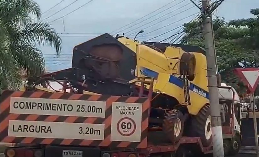 Flagrante do momento em que caminhão de grande porte arranca fios em ruas de Ourinhos (SP)