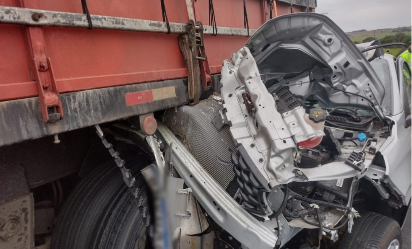 Carro bate na traseira de caminhão e deixa duas pessoas feridas em rodovia