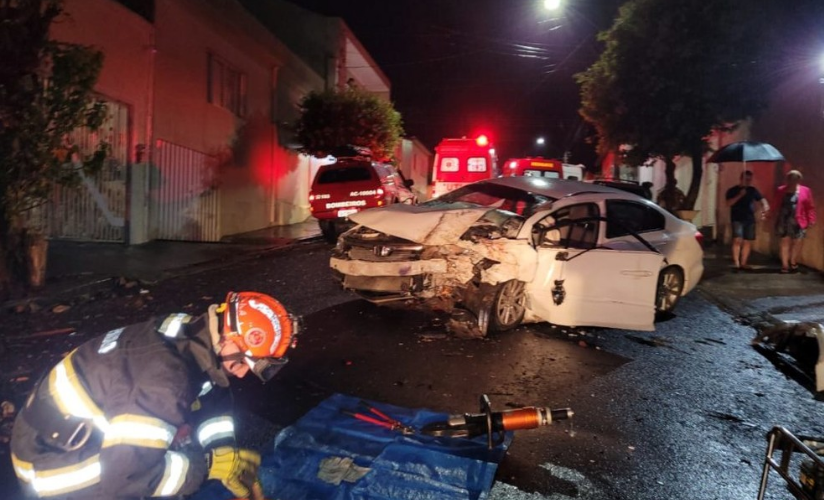 Idosos ficam feridos após carro bater em árvore na zona oeste de Marília