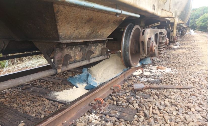 Polícia surpreende grupo durante tentativa de furto em trem carregado de açúcar em Jaú — Foto: Polícia Militar/Divulgação