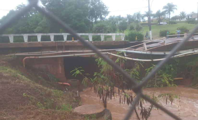 Ponte de acesso a cidade de Ribeirão Claro (PR) foi danificada pelas chuvas