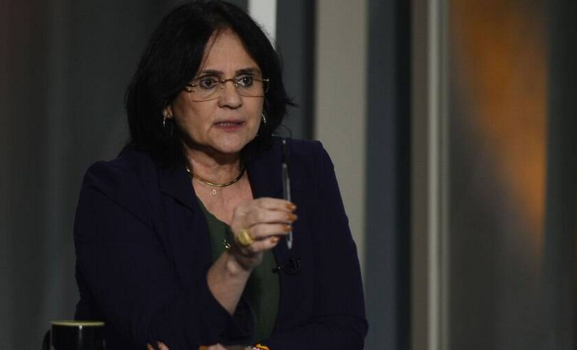 Damares proíbe denúncia de antivacinas no Disque 100 após ordem do STF