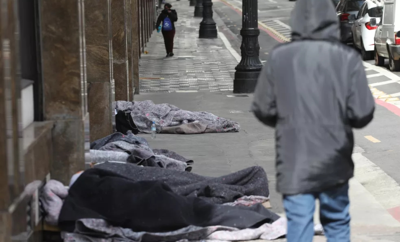 Frio: veja como e onde doar agasalhos e cobertores para pessoas em situação de rua