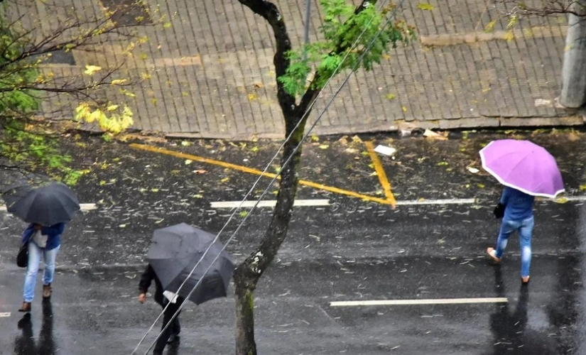 Forte frente fria avança pelo Brasil; veja previsão para esta segunda