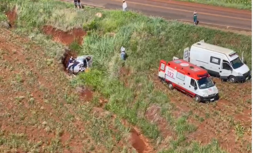 Duas pessoas morrem e outra fica gravemente ferida após veículo cair em ribanceira, diz Samu