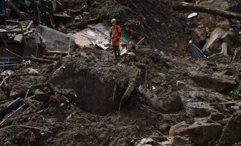 Bombeiros seguem buscas por vítimas do temporal em Petrópolis (RJ)