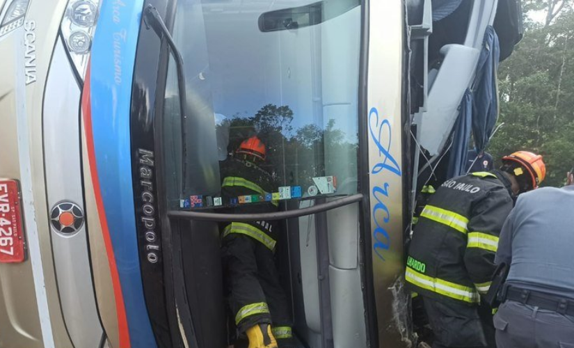 Ônibus que tombou em Oswaldo Cruz (SP) realizava viagem irregular para Paraty (RJ)