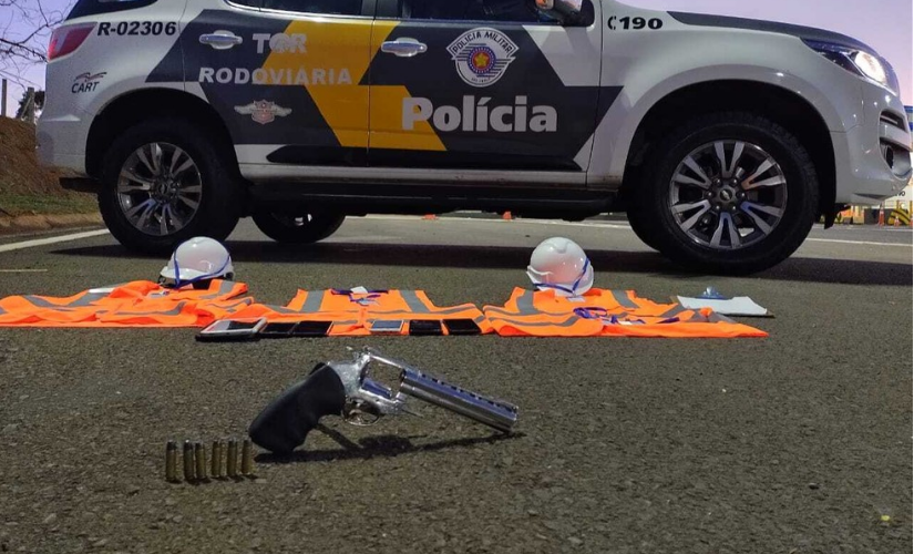 Durante abordagem na Rodovia João Baptista Cabral Rennó (SP-225), em Santa Cruz do Rio Pardo (SP), a Polícia Rodoviária encontrou um revólver e celulares que seriam de vítimas de roubo em Presidente Prudente.