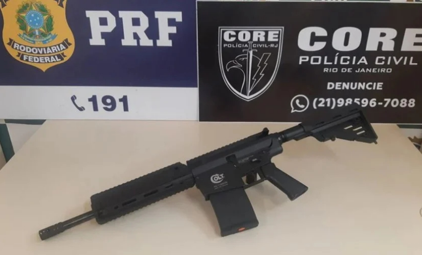 PRF prende mulher que carregava fuzil dentro de casaco