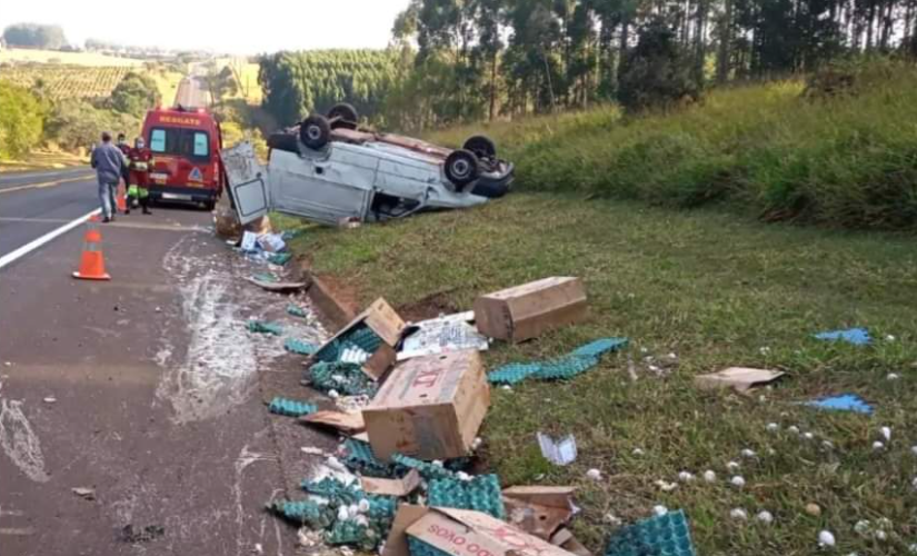 Comerciante perde controle do veículo e automóvel capota na rodovia em Avaré