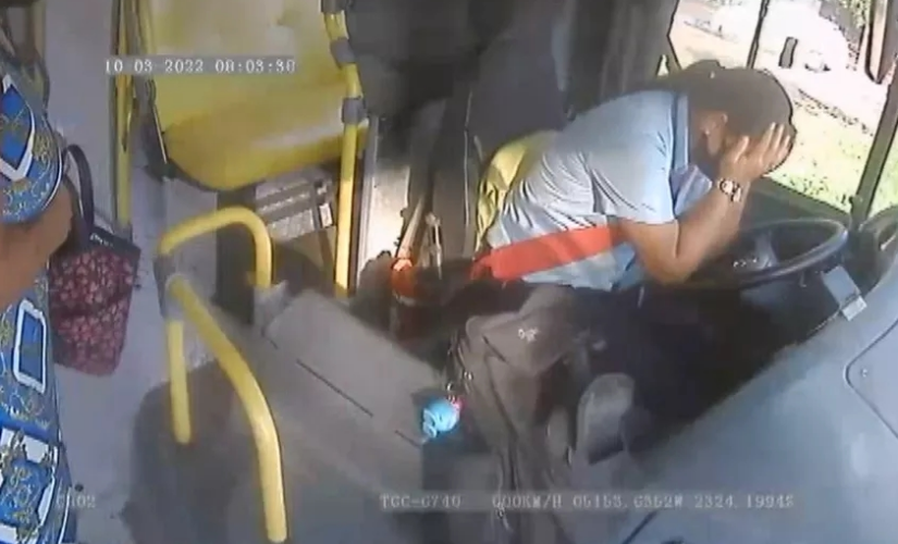 Mãe de suspeito reconhece filho em vídeos de assaltos a ônibus e presta informações à polícia, em Maringá (PR)