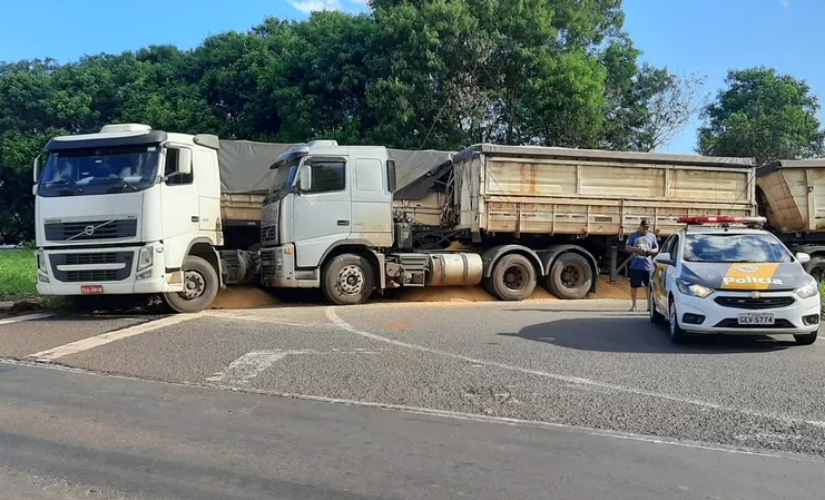 Carretas colidem na Rodovia Raposo Tavares em Ourinhos