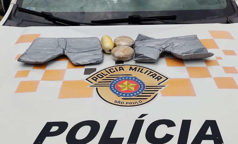 Policiais flagram mulher com mais de quatro quilos de cocaína em ônibus intermunicipal (fotos: Polícia Rodoviária/SP)