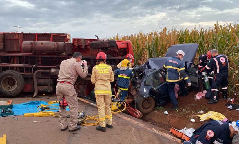 Família fica ferida após caminhão passar por cima de carro na PR-317, em Engenheiro Beltrão